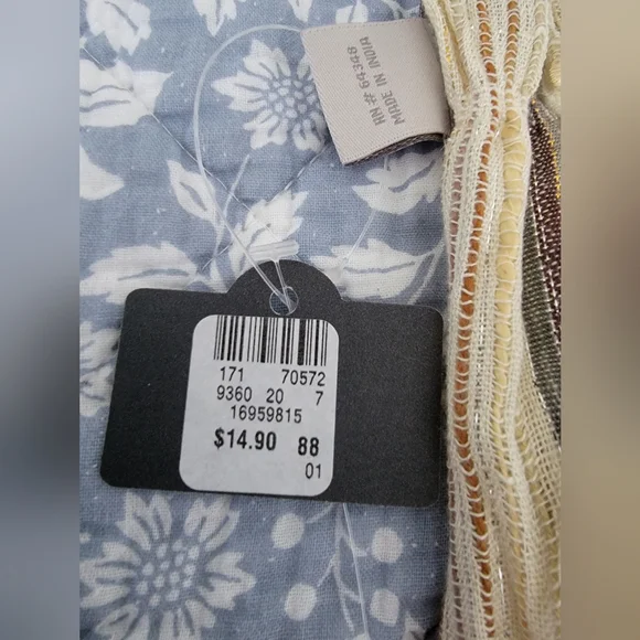 NWT Avenue Beige Scarf - Picture 6 of 8